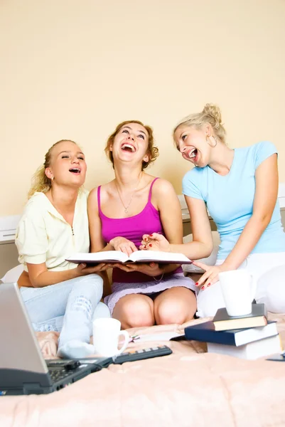 Drie lachen studenten — Stockfoto