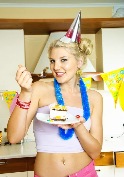 Счастливая девушка празднует день рождения — стоковое фото