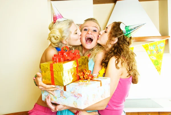 생일을 축 하 하는 세 여자 — 스톡 사진