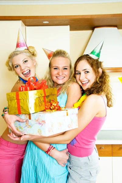 Üç kız doğum günü kutluyor — Stok fotoğraf