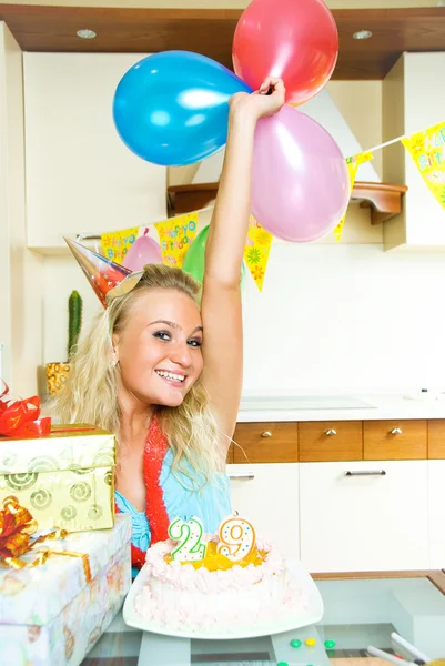 Menina comemorando aniversário — Fotografia de Stock