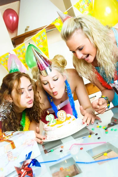 Três meninas comemorando aniversário — Fotografia de Stock