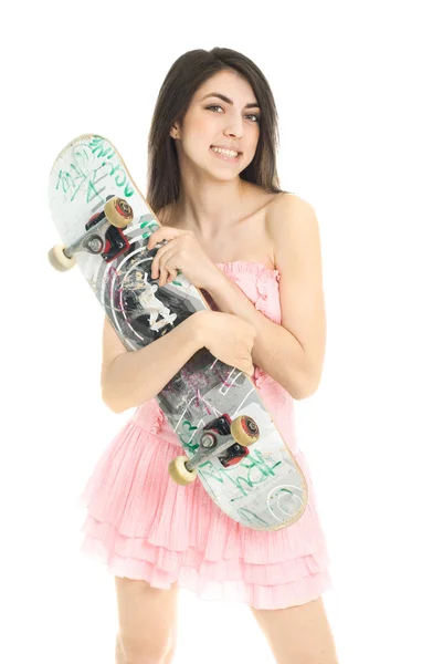 Красивая девушка со скейтбордом — стоковое фото