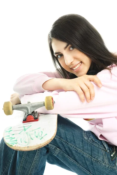 Chica adolescente con una tabla de skate — Foto de Stock