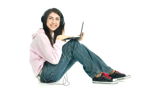 Söt flicka med en bärbar dator — Stockfoto