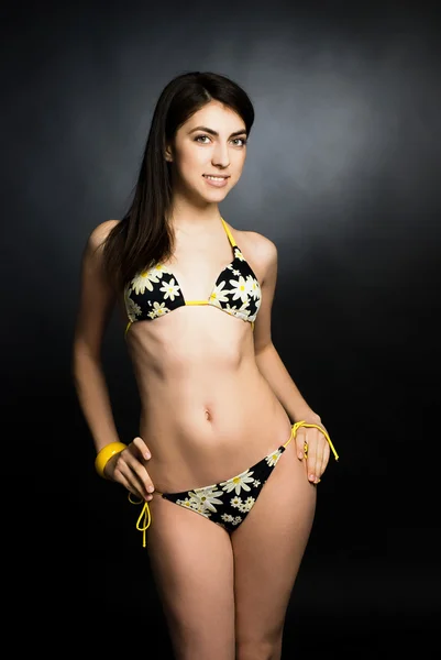 Hermosa mujer con bikini —  Fotos de Stock