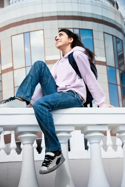 Adolescente menina ao ar livre — Fotografia de Stock