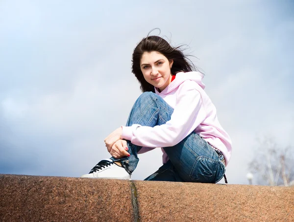 Tonårig flicka utomhus — Stockfoto