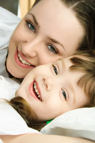 Mutter und Tochter im Bett lizenzfreie Stockfotos