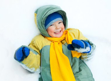 kar üzerinde mutlu bir çocuk