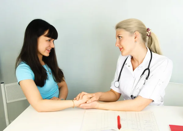 Médico consultando a un paciente — Foto de Stock