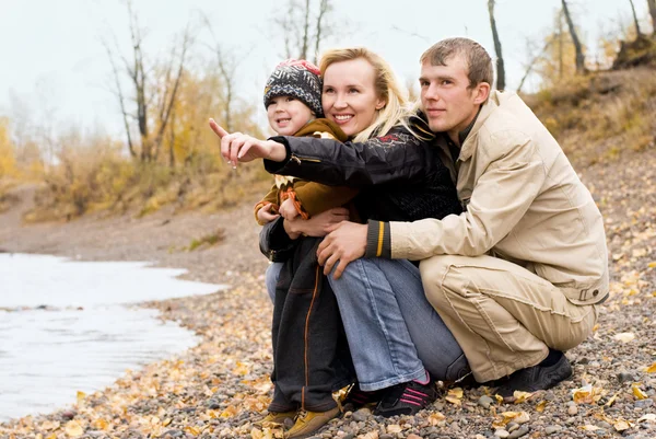 Счастливая семья у озера — стоковое фото