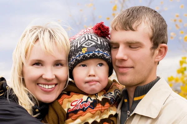 Gelukkige familie buiten — Stockfoto