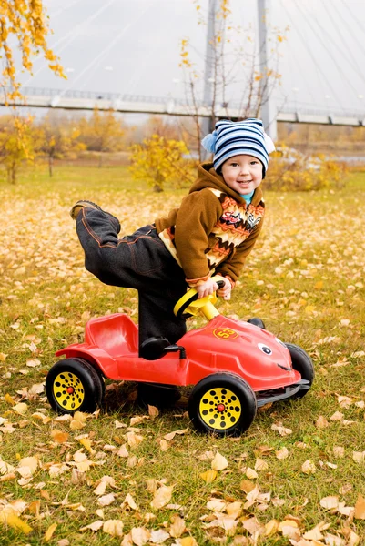 Liten pojke i sin bil — Stockfoto