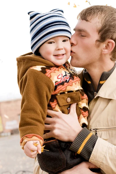 Vater küsst seinen Sohn — Stockfoto