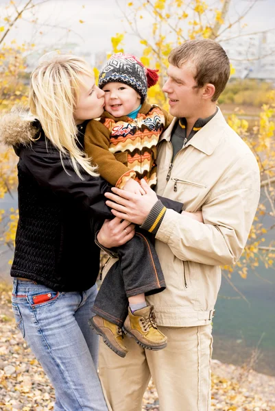 Šťastná rodina venkovní — Stock fotografie