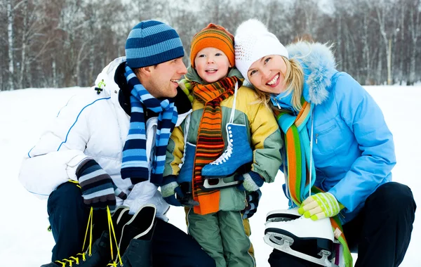 Familie geht Eislaufen — Stockfoto