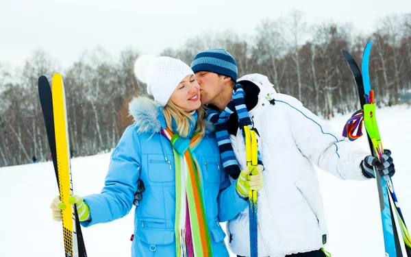 Lyckliga par skidor — Stockfoto