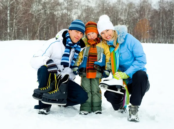 Familie gaan schaatsen — Stockfoto
