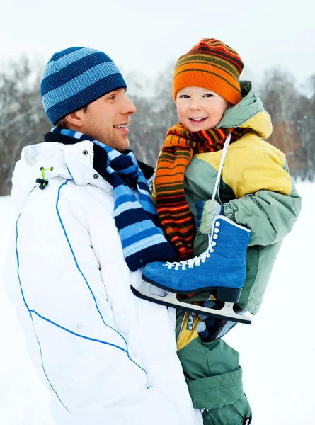 Father and son go ice skating — Stock Photo, Image
