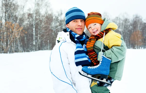 Ojciec i syn pojeździć na łyżwach — Zdjęcie stockowe