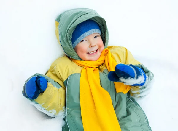 Счастливый ребенок на снегу — стоковое фото