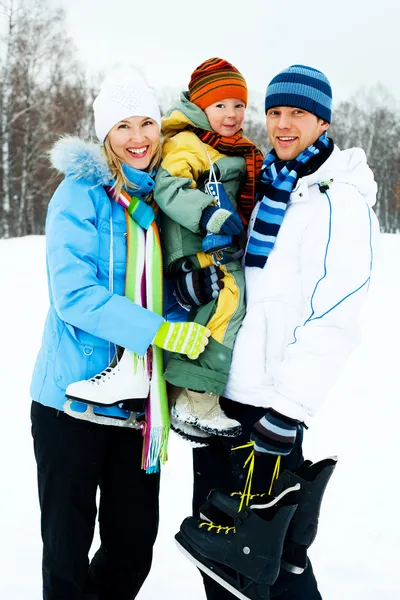 Família vai patinação no gelo — Fotografia de Stock