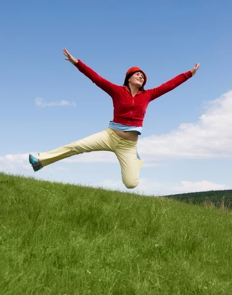 Счастливая прыгучая девушка — стоковое фото
