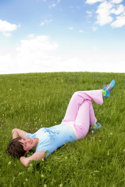 Расслабляющая девушка на открытом воздухе — стоковое фото