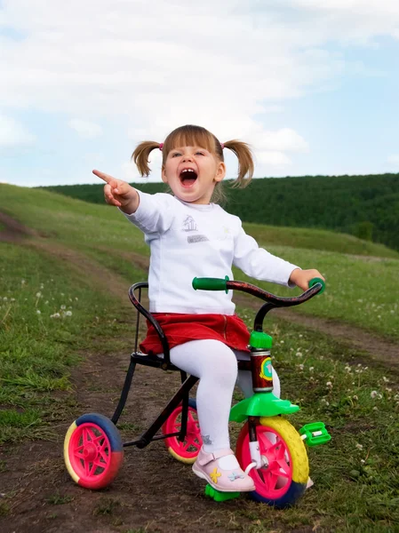 Chica montando un bysicle — Foto de Stock