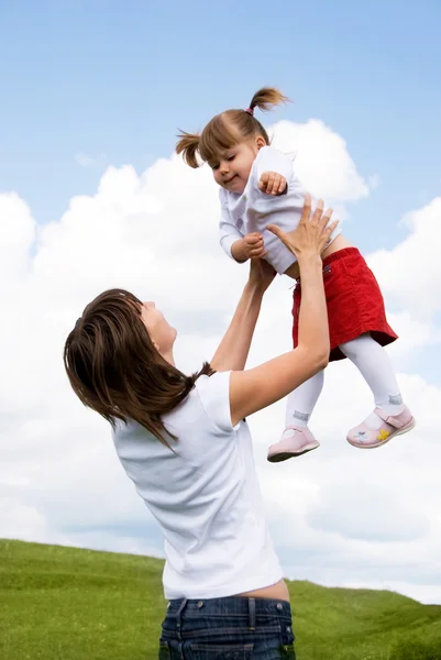 Мать и дочь на открытом воздухе — стоковое фото