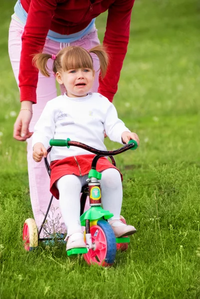 Girl scared of riding a bicycle — Stock Photo, Image