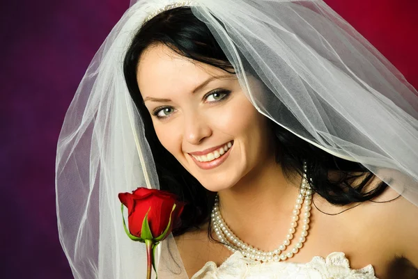 Jonge bruid met een roos — Stockfoto
