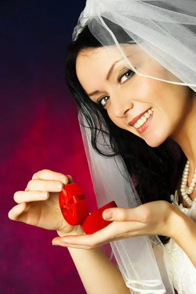 Красивая невеста с обручальным кольцом — стоковое фото