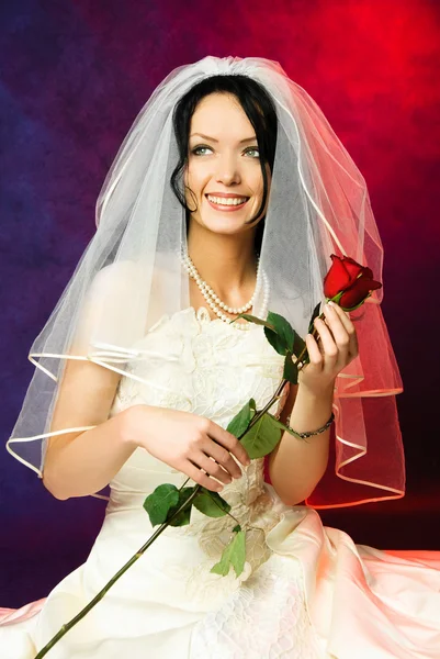 Bruid met een roos — Stockfoto