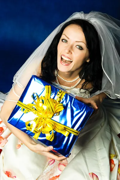 Молодая невеста с подарком — стоковое фото