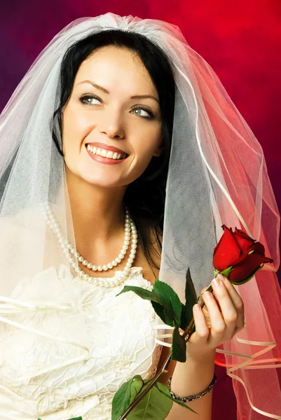 Mooie bruid met een roos — Stockfoto