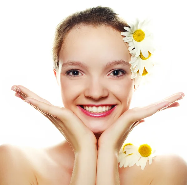 Girl with camomiles — Stock Photo, Image