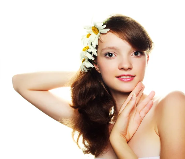 Girl with camomiles — Stock Photo, Image
