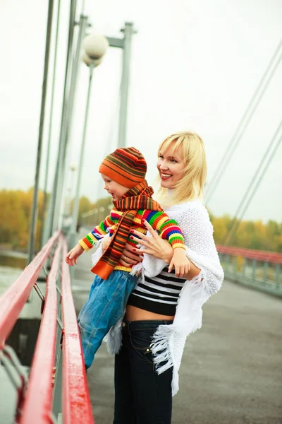 Madre e hijo en el puente — Foto de Stock