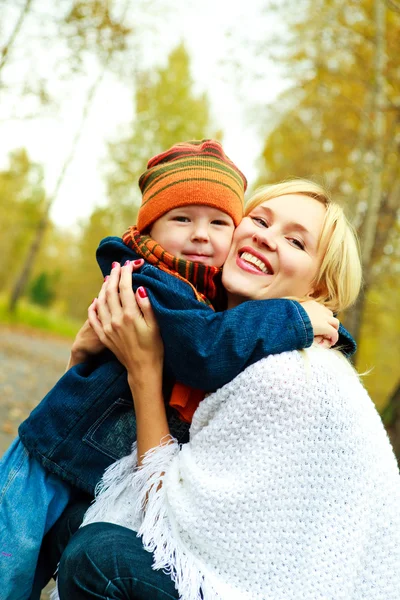 Gelukkige moeder en zoon — Stockfoto