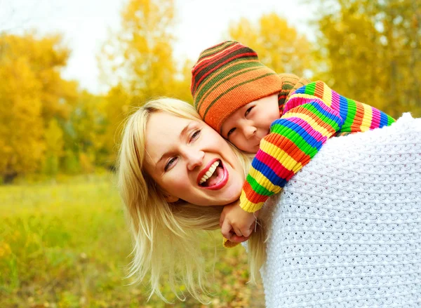 Mãe e filho felizes — Fotografia de Stock