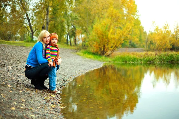 Madre e figlio vicino al lago — Foto Stock