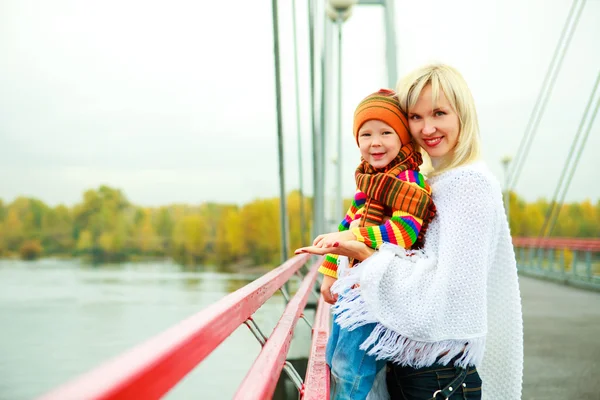 Mutter und Sohn auf der Brücke — Stockfoto