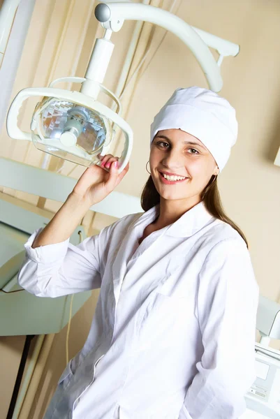 若い女性の歯科医 — ストック写真