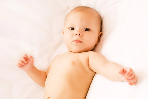 Aranyos 4 hónapos fiú az ágyon — Stock Fotó