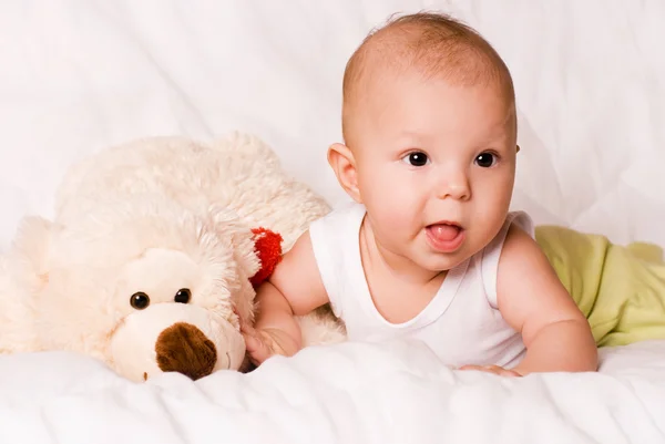 Χαριτωμένο τεσσάρων μηνών αγόρι στο κρεβάτι — Φωτογραφία Αρχείου