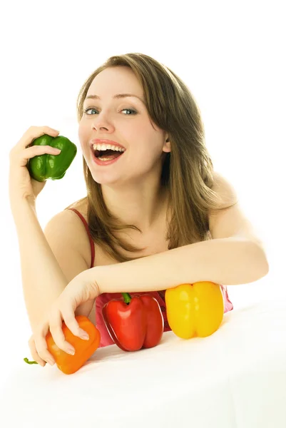Menina feliz comer pimentas — Fotografia de Stock