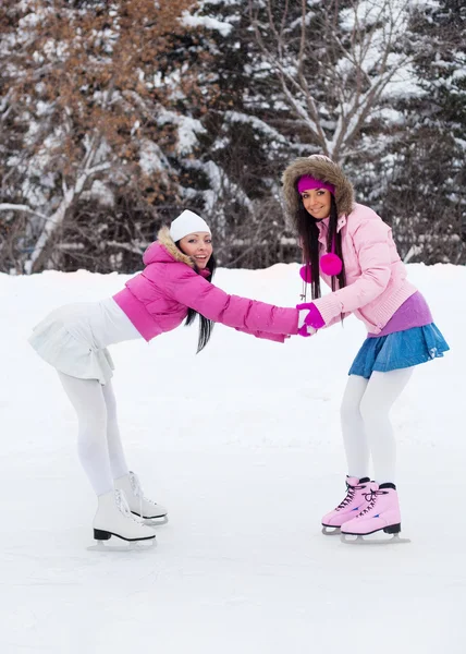 2 人の女の子のアイス スケート — ストック写真