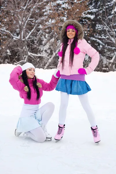 Dwie dziewczyny na łyżwach — Zdjęcie stockowe